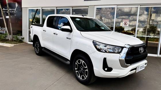 TOYOTA HILUX 2.8 D-4D TURBO DIESEL CD SRV 4X4 AUTOMÁTICO